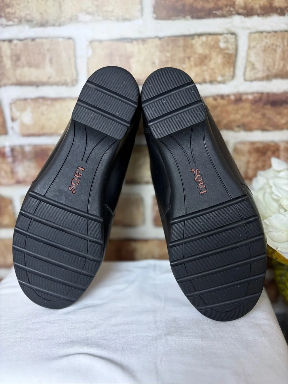 Taos Footwear classic black